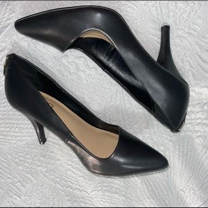 Black 3 inch Aldo pointy pumps . Size 6